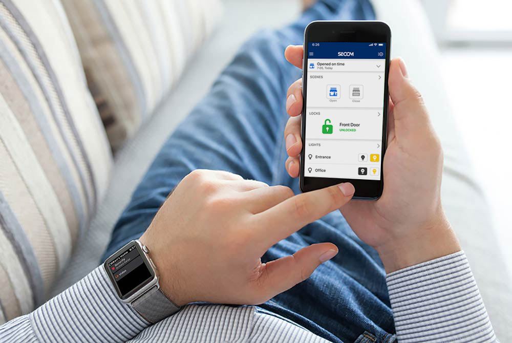 hand-using-secom-app